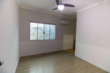Casa de condomínio à venda com 261m², 4 quartos e 2 vagas Casa de condomínio à venda com 261m², 4 quartos e 2 vagasSuíte 2