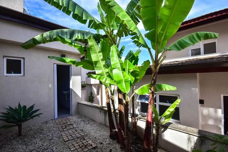 Casa à venda com 848m², 5 quartos e 4 vagas Casa à venda com 848m², 5 quartos e 4 vagasÁrea Externa