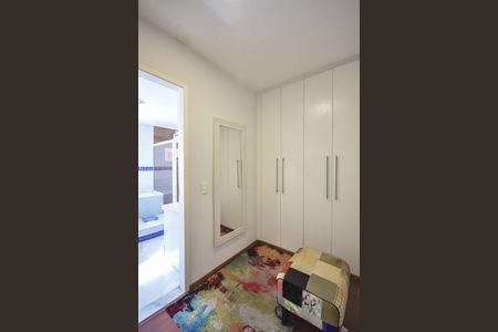 Casa à venda com 848m², 5 quartos e 4 vagas Casa à venda com 848m², 5 quartos e 4 vagasCloset da Suíte 3