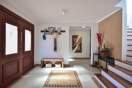 Casa à venda com 848m², 5 quartos e 4 vagas Casa à venda com 848m², 5 quartos e 4 vagasCorredor e Escada