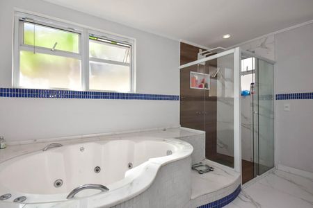 Casa à venda com 848m², 5 quartos e 4 vagas Casa à venda com 848m², 5 quartos e 4 vagasBanheiro Suíte 2
