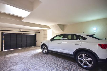 Casa à venda com 848m², 5 quartos e 4 vagas Casa à venda com 848m², 5 quartos e 4 vagasGaragem