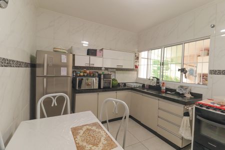 Casa à venda com 250m², 3 quartos e 3 vagas Casa à venda com 250m², 3 quartos e 3 vagasCozinha e Área de Serviço