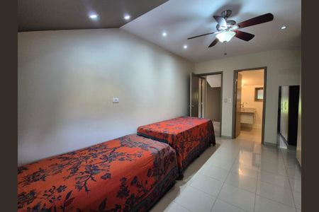 Casa de condomínio à venda com 180m², 3 quartos e 4 vagas Casa de condomínio à venda com 180m², 3 quartos e 4 vagasSuíte 2