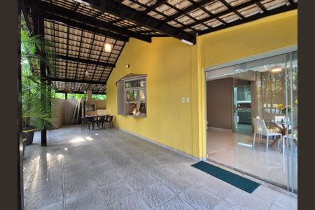 Casa de condomínio à venda com 180m², 3 quartos e 4 vagas Casa de condomínio à venda com 180m², 3 quartos e 4 vagasÁrea externa