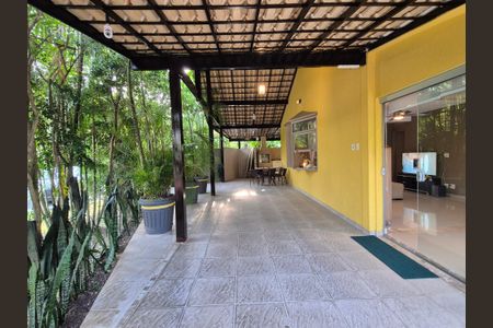 Casa de condomínio à venda com 180m², 3 quartos e 4 vagas Casa de condomínio à venda com 180m², 3 quartos e 4 vagasÁrea externa