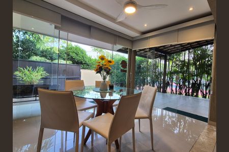 Casa de condomínio à venda com 180m², 3 quartos e 4 vagas Casa de condomínio à venda com 180m², 3 quartos e 4 vagasSala