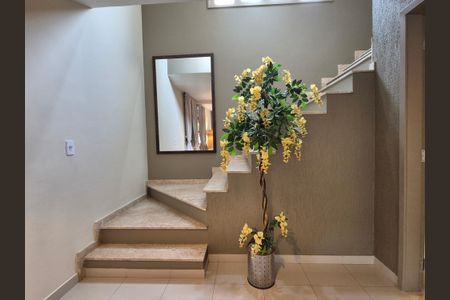 Casa de condomínio à venda com 180m², 3 quartos e 4 vagas Casa de condomínio à venda com 180m², 3 quartos e 4 vagasEscada