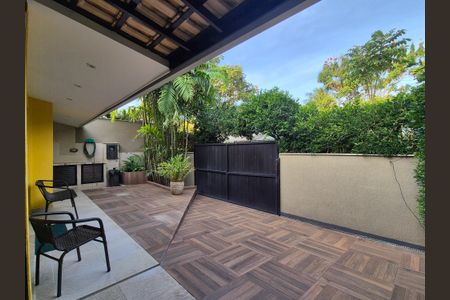 Casa de condomínio à venda com 180m², 3 quartos e 4 vagas Casa de condomínio à venda com 180m², 3 quartos e 4 vagasÁrea externa