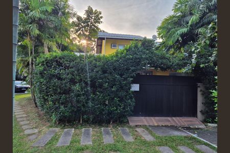 Casa de condomínio à venda com 180m², 3 quartos e 4 vagas Casa de condomínio à venda com 180m², 3 quartos e 4 vagasFachada