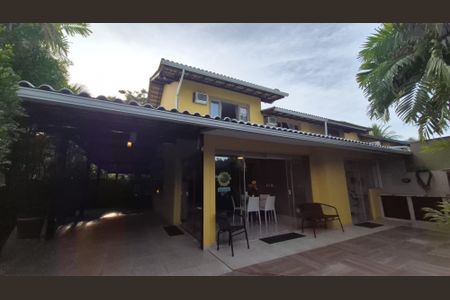 Casa de condomínio à venda com 180m², 3 quartos e 4 vagas Casa de condomínio à venda com 180m², 3 quartos e 4 vagasFachada