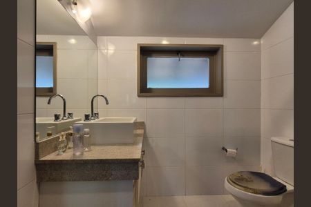 Casa de condomínio à venda com 180m², 3 quartos e 4 vagas Casa de condomínio à venda com 180m², 3 quartos e 4 vagasBanheiro da Suíte 2