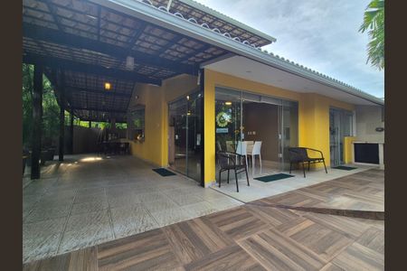 Casa de condomínio à venda com 180m², 3 quartos e 4 vagas Casa de condomínio à venda com 180m², 3 quartos e 4 vagasÁrea externa