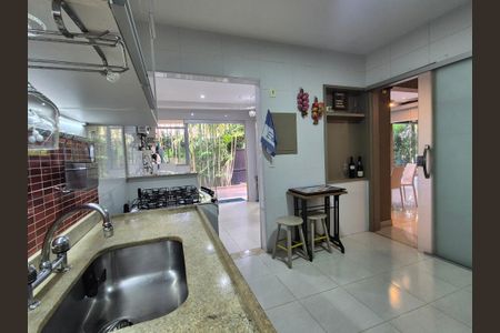 Casa de condomínio à venda com 180m², 3 quartos e 4 vagas Casa de condomínio à venda com 180m², 3 quartos e 4 vagasCozinha