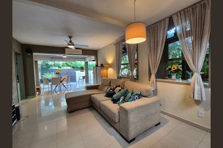 Casa de condomínio à venda com 180m², 3 quartos e 4 vagas Casa de condomínio à venda com 180m², 3 quartos e 4 vagasSala