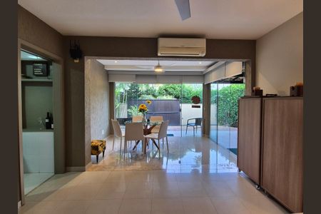 Casa de condomínio à venda com 180m², 3 quartos e 4 vagas Casa de condomínio à venda com 180m², 3 quartos e 4 vagasSala