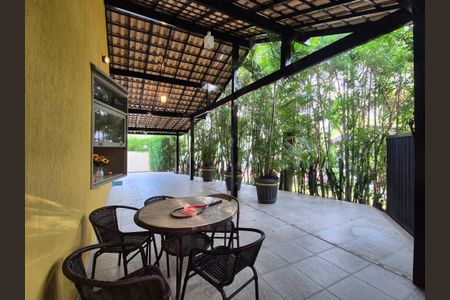 Casa de condomínio à venda com 180m², 3 quartos e 4 vagas Casa de condomínio à venda com 180m², 3 quartos e 4 vagasÁrea externa