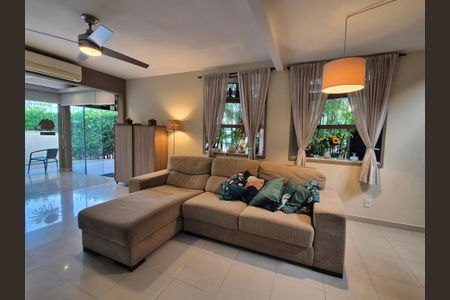 Casa de condomínio à venda com 180m², 3 quartos e 4 vagas Casa de condomínio à venda com 180m², 3 quartos e 4 vagasSala