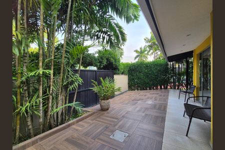 Casa de condomínio à venda com 180m², 3 quartos e 4 vagas Casa de condomínio à venda com 180m², 3 quartos e 4 vagasÁrea externa