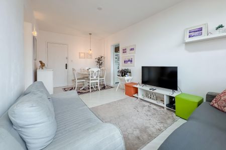 Apartamento à venda com 95m², 2 quartos e 1 vaga Apartamento à venda com 95m², 2 quartos e 1 vagaSala