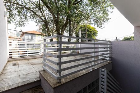 Casa à venda com 170m², 3 quartos e 2 vagas Casa à venda com 170m², 3 quartos e 2 vagasTerraço