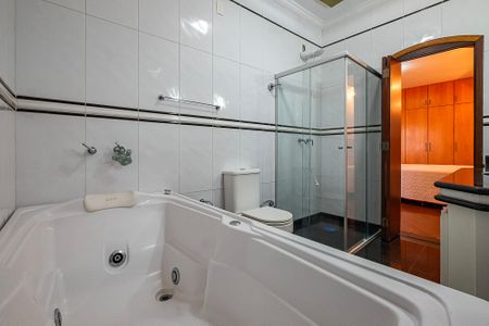 Casa para alugar com 700m², 5 quartos e 6 vagasBanheiro Suíte 1