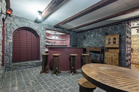 Casa para alugar com 700m², 5 quartos e 6 vagasAdega