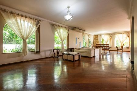 Casa para alugar com 700m², 5 quartos e 6 vagasSala