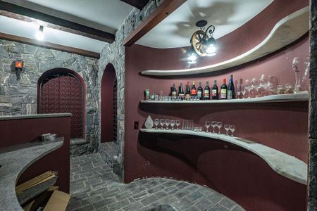 Casa para alugar com 700m², 5 quartos e 6 vagasAdega