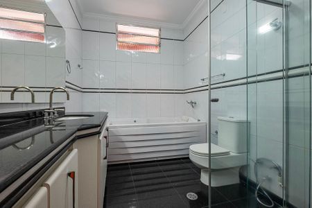 Casa para alugar com 700m², 5 quartos e 6 vagasBanheiro Suíte 1