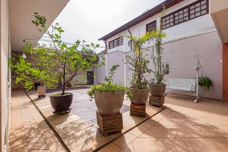 Casa para alugar com 700m², 5 quartos e 6 vagasQuintal