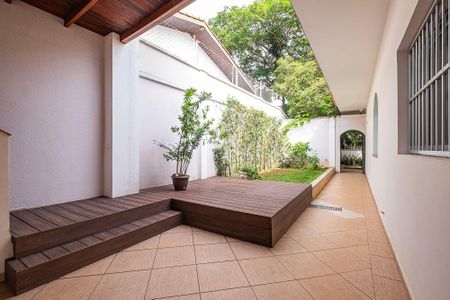 Casa para alugar com 700m², 5 quartos e 6 vagasQuintal