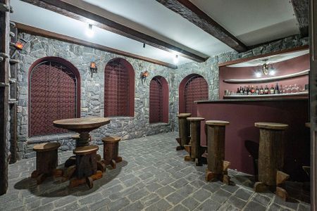 Casa para alugar com 700m², 5 quartos e 6 vagasAdega