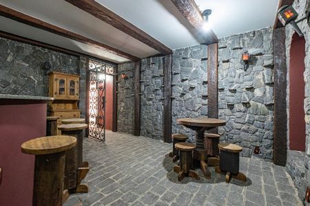 Casa para alugar com 700m², 5 quartos e 6 vagasAdega