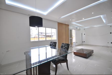 Casa à venda com 700m², 4 quartos e 3 vagasSala