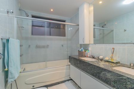 Apartamento à venda com 289m², 4 quartos e 6 vagasBanheiro Suíte 2