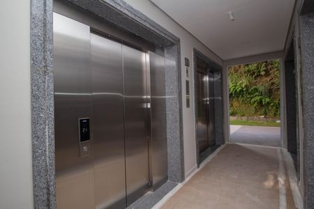 Apartamento à venda com 40m², 2 quartos e sem vaga Apartamento à venda com 40m², 2 quartos e sem vagaHall social