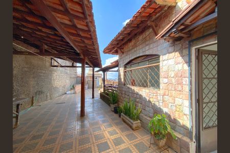 Casa à venda com 448m², 6 quartos e 2 vagasCasa 1 - Varanda