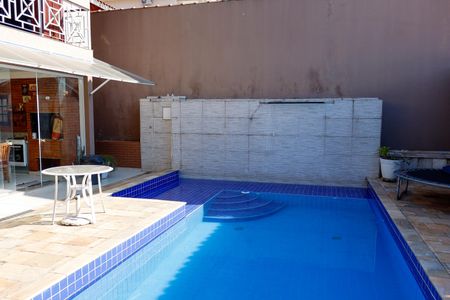 Casa à venda com 375m², 3 quartos e 5 vagas Casa à venda com 375m², 3 quartos e 5 vagasÁrea comum - Piscina