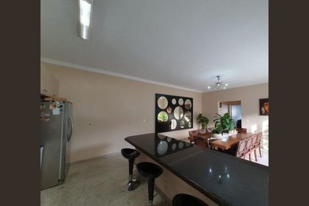 Casa à venda com 242m², 6 quartos e 4 vagas
