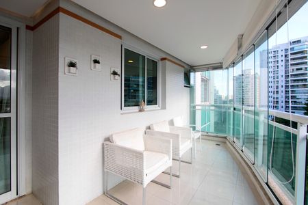 Apartamento para alugar com 127m², 3 quartos e 2 vagas Apartamento para alugar com 127m², 3 quartos e 2 vagasVaranda