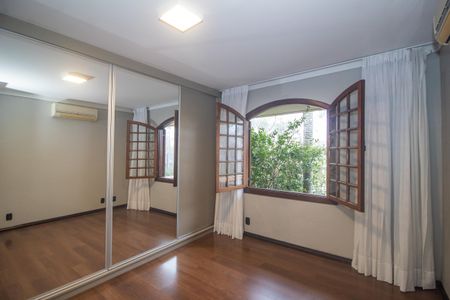 Casa à venda com 300m², 4 quartos e 5 vagasSuíte 2