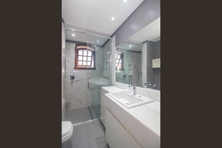 Casa à venda com 300m², 4 quartos e 5 vagasBanheiro da Suíte 2