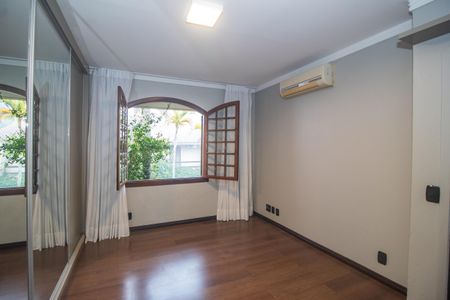 Casa à venda com 300m², 4 quartos e 5 vagasSuíte 2