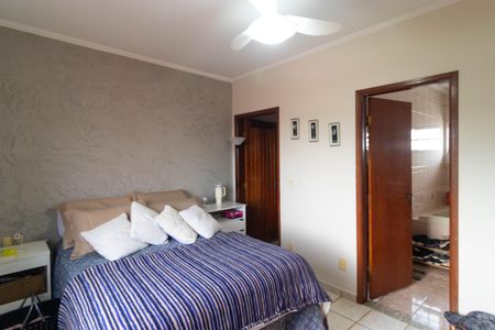 Casa à venda com 240m², 4 quartos e 2 vagas Casa à venda com 240m², 4 quartos e 2 vagasSuíte