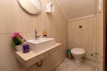 Casa à venda com 349m², 3 quartos e 3 vagas Casa à venda com 349m², 3 quartos e 3 vagasBanheiro da Garagem