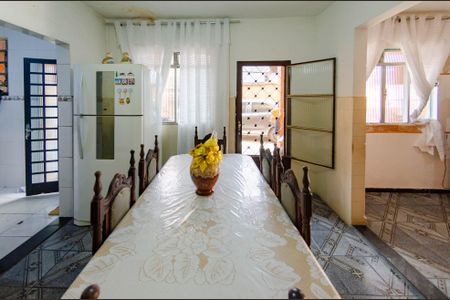 Casa à venda com 214m², 4 quartos e 2 vagasSala