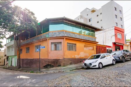 Casa à venda com 214m², 4 quartos e 2 vagasFachada