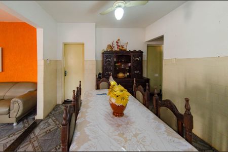 Casa à venda com 214m², 4 quartos e 2 vagasSala