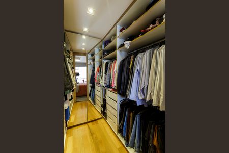 Apartamento à venda com 170m², 3 quartos e 4 vagas Apartamento à venda com 170m², 3 quartos e 4 vagasCloset da suíte 3